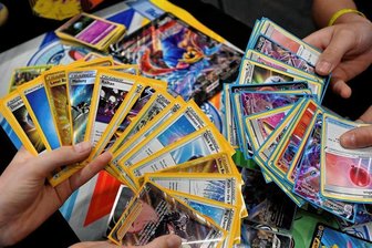 Einbruch ins Spielzeugland in Glauchau: Es gibt drei Tatverdächtige - Einen Teil der gestohlenen Pokémon-Karten hat die Polizei bei einem Beschuldigten gefunden.