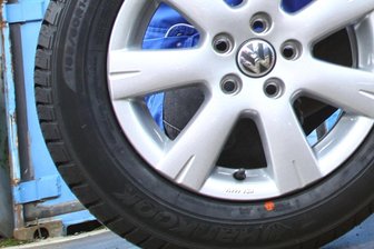 Einbruch: Unbekannte steigen nachts in Burgstädter Firma ein - Diebe steigen in Burgstädter Firma ein und klauen Sommerreifen.