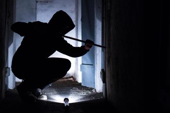 Einbruchserie im Erzgebirge: Täter haben jetzt nicht nur Garagen im Visier - Nach den Einbrüchen in Garagen drangen die Täter jetzt auch in einen Keller ein.