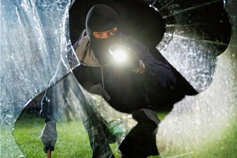 Einbruchserie in Schlettau und Walthersdorf: Täter brechen in mehrere Firmen ein - Eine Einbruchserie hat sich am Wochenende in Schlettau und Walthersdorf ereignet.