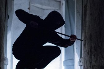 Einbruchsserie im Erzgebirge beschäftigt Gericht - Einbrecher hebeln Türen und Fenster auf - diese bewährte Masche nutzten zwei Männer, die im Erzgebirge ihr Unwesen trieben. Einer der Männer steht vor dem Amtsgericht.