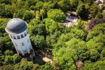 Einbruchsserie in Burgstädt: Mehrfach vorbestrafter 36-Jähriger muss ins Gefängnis - Der Taurasteinturm ist das Wahrzeichen in Burgstädt, wo eingebrochen wurde.