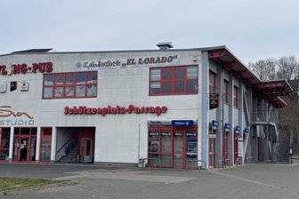 Einbruchsversuch in Spielothek in Glauchau: Polizei stellt Tatverdächtigen - Die Spielothek im Erdgeschoss unter dem Bowling-Pub in Glauchau war das Ziel von Einbrechern.