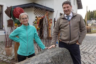 Einbrüche im Erzgebirge: Serie reißt trotz Ermittlungserfolgen nicht ab - Können langsam wieder Lachen nach dem Einbruch Anfang Januar: Iris Selke und Holger Krögerrecklenfort von der „Brettmühle“.