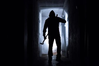 Einbrüche im Erzgebirge: Täter reißen Tresor in Geschäft aus Verankerung und nehmen ihn mit - In einem Geschäft in Eibenstock rissen Einbrecher einen Schranktresor aus der Verankerung.