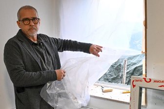 Einbrüche in Chemnitz: Ein betroffener Steinmetz berichtet - Durch dieses Fenster gelangten die Einbrecher in das Büro des Natursteinhandels von Jens Dienelt.