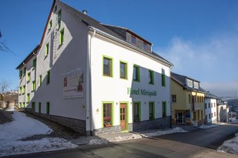Einbrüche in Oberwiesenthal: Skiausrüstung von Gästen aus Hotel gestohlen - Mehrere Einbrüche gab es in Oberwiesenthal. Betroffen war auch das Hotel „Miriquidi“.