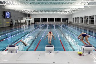 Einbrüche in Zwickau: Hoher Sachschaden an Schwimmhalle „Glück Auf“, Pizzeria, Autowaschanlage und Restaurant - Blick in die Schwimmhalle „Glück Auf“ in Zwickau. Nach einem Einbruchsversuch wird der Schaden an den Türen auf rund 5000 Euro geschätzt.