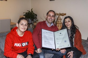 Einbürgerung gemeistert: Familie aus Syrien wird im Erzgebirge heimisch - Freuen sich über ihre erfolgreiche Einbürgerung in der neuen Heimat: Jad und Bassam Sattouf sowie Dalin Kharma (von links) - genauso wie Tochter Rama, die in Frankfurt am Main studiert.