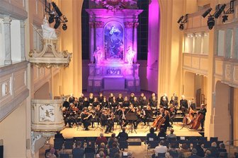 Eindrucksvolles Gedenken der Holocaustopfer bei Konzert in Freiberg - Beim Konzert „Ich wandere durch Theresienstadt“ am Samstagabend in der Nikolaikirche Freiberg war die Mittelsächsische Philharmonie zu erleben. Peter Kubisch dirigierte.