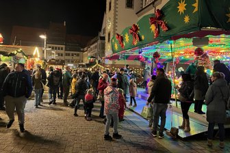 Eindrücke nach Magdeburg: Auf dem Freiberger Christmarkt alles wie immer? - Das Kinderkarussell auf dem Freiberger Christmarkt ist ein beliebter Treffpunkt für Familien.