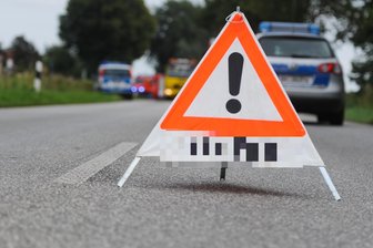 Eine 22-Jährige hat sich bei einem Unfall zwischen Neustadt und Schöneck verletzt - Bei einem Unfall zwischen Neustadt und Schöneck hat sich eine 22-Jährige verletzt.