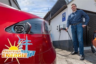 „Eine 22-kW-Wallbox kann Ihnen verweigert werden“: Wie Mieter an eine Wallbox fürs E-Auto kommen - Seit 2014 vollelektrisch unterwegs: Thomas Walther lädt seinen Tesla an der heimischen Wallbox in Drebach. Mit der roten Limousine hat er in den vergangenen sechs Jahren rund 160.000 Kilometer zurückgelegt.