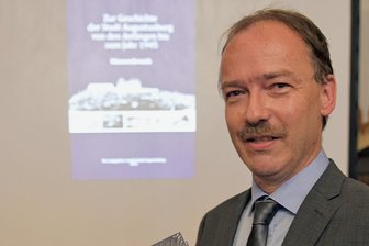Eine 3,5 Kilogramm schwere Geschichte von Augustusburg - Arbeitsgruppenleiter Rüdiger Wirth präsentiert die Chronik.