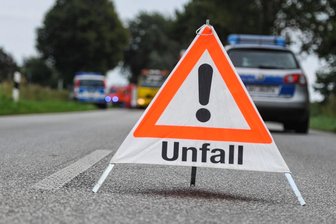Eine 47-Jährige ist nach einer Schleuderpartie in Pfaffenhain mit ihrem Pkw auf dem Fahrzeugdach gelandet - Zur Aufnahme eines Unfalls war die Polizei in Pfaffenhain.