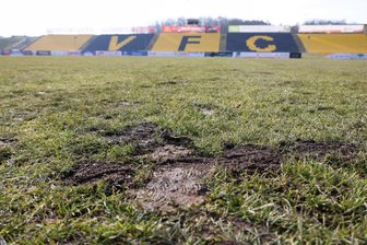 Eine Absage, zwei Meinungen: Bezirksderby VFC Plauen gegen FSV Zwickau bekommt ein Nachspiel - So sah der Rasen am Sonntag im Vogtlandstadion aus.
