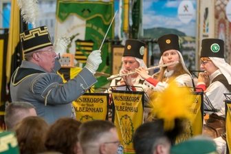 "Eine absolut gelungene Veranstaltung" - Jens Kaltofen dirigiert beim Festempfang im Treibehaus am Samstagnachmittag das Musikkorps Olbernhau.