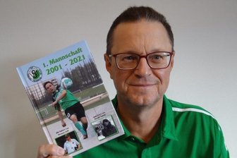 Eine Achterbahnfahrt auf 80 Seiten - Thomas Gräf mit seinem neuen Buch über die Oelsnitzer Fußballer.