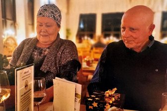 Eine Ära im Erzgebirge geht zu Ende: Ärztepaar verabschiedet sich in den Ruhestand - Martina und Siegfried Kanzler vor wenigen Jahren während einer Betriebsweihnachtsfeier. Inzwischen haben sich die beiden Vollblut-Mediziner aus Annaberg-Buchholz in den Ruhestand verabschiedet,