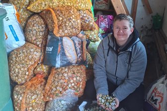 Eine Altenpflegerin sammelt in Netzschkau Kronkorken: „Eine Bierlaune, aus der etwas Großes geworden ist“ - Kronkorken ohne Ende. In ihrer Garage lagert Mandy Uehlein regelmäßig die Wochen-Ausbeute ein. Dann fährt sie alles zu einem großen Container, der auf dem Grundstück ihrer Eltern steht. Später kommt alles zum Schrotthändler.