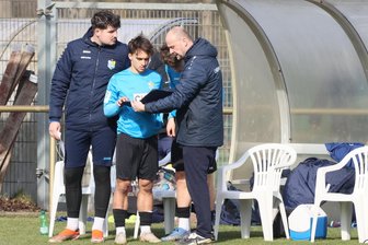 Eine Analyse und ihre Folgen: Warum der Chemnitzer FC verdiente Nachwuchstrainer vor die Tür setzt - U-19-Trainer Torsten Wappler gibt einem Spieler Anweisungen während eines Spieles in der höchsten deutschen Nachwuchsliga. Nach zehn Jahren erfolgreicher Arbeit setzt ihn der Chemnitzer FC nach der Saison vor die Tür.