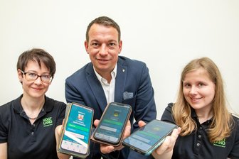 Eine App als digitale Gästekarte: Hier können Urlauber im Vogtland jetzt sparen - Die App, die zugleich Gästekarte ist, präsentieren von links Victoria Kalbitz, Schönecks Bürgermeister Andy Anders und Linda Wolf.