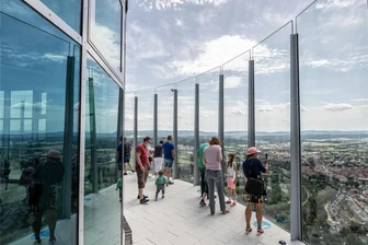Eine Aussichtsplattform auf der Chemnitzer Esse: Ist das überhaupt realistisch? - Auch eine Vision für Chemnitz? Bodentiefe Glaswände erlauben auf einem Testturm für Fahrstühle in Rottweil in 246 Metern unverstellte Ausblicke.