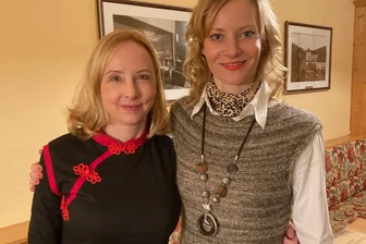 Eine Autorin zwischen Ukraine, Russland und Amerika - Stollbergerin bringt Hörbuch mit Teresa Weißbach heraus - Schauspielerin Teresa Weißbach (r.) hat die Geschichte „Das weiße Album“ von Diana Feuerbach (l.) als Hörbuch eingelesen, das im Buchfunk-Verlag erschienen ist. Für Herbst 2025 ist eine Lesung im Bürgergarten in Stollberg geplant.