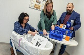 Eine Babywiege für den Abschied - Die Hebammen Antje Kovacs (links) und Tina Winkler übergeben die Wiege an Hospiz-Leiter Christian Wilke. 