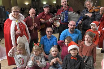Eine besondere Weihnachtsfeier in Freiberg: 160 bedürftige Senioren in der Nikolaikirche - Zur Weihnachtsfeier für bedürftigte Senioren des Vereins „Unser Freiberg“ in der Nikolaikirche traten die Band Unbeschwert sowie Kinder auf.