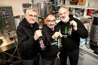 Eine Brauerei von der Uni - Thomas Henle, Francisco Arroyo-Escobar und Jan J. Weigand (v. l.) im Forschungslabor von Deutschlands erster ausgegründeter Uni-Brauerei in Dresden. Die dort entwickelten Sorten Pils, Hell und Rotbier werden im Brauhaus Hartmannsdorf gebraut.