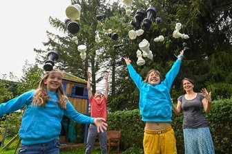 Eine Chemnitzer Familie und die Leichtigkeit des Denksports - Dass Schach alles andere als langweilig ist, beweist diese Familie: Laura Czäczine, Vater Norman Thielsch, Paula Czäczine und Mutter Anne Czäczine haben großen Spaß mit den Figuren, die - der Test hat es bewiesen - sogar richtig gut fliegen können.