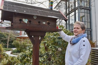 Eine Chemnitzerin, die unermüdlich Barrieren abbaut - Martina Schneider im Garten des Wohnzentrums, das 25 Jahre lang ihr Arbeitsplatz war.