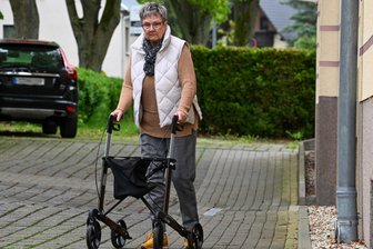Eine Chemnitzerin, eine unheilbare Krankheit und die Hoffnung auf eine Therapie – doch die Krankenkasse zahlt nicht - Constanze Wiesner kann ohne Rollator kaum noch gehen. Sie leidet an einer seltenen Krankheit.