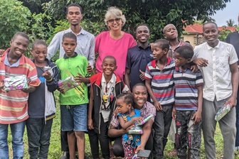 Eine Chemnitzerin und ihre Berufung für Tansania - Die Missionarin Kathrin Quellmalz (M.) mit Kindern und Jugendlichen in Tansania.
