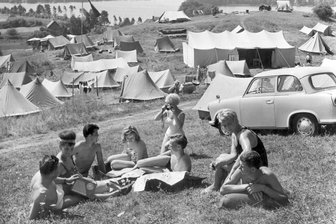 Eine Cola für 25 Mark - Was DDR-Bürger im Urlaub erlebt haben - Feldberg: Urlauber auf dem Campingplatz in Feldberg im Kreis Neustrelitz (DDR) an der Mecklenburger Seenplatte.