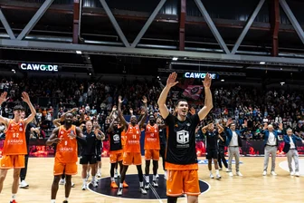 Eine Dampflok mit vielen Zugführern: Die Einzelkritik zum deutlichen Sieg der Niners Chemnitz gegen die Hamburg Towers - Yordan Minchev war beim Sieg gegen Hamburg der überragende Spieler der Niners Chemnitz und wurde von den Fans gefeiert. Doch auch viele andere konnten überzeugen.