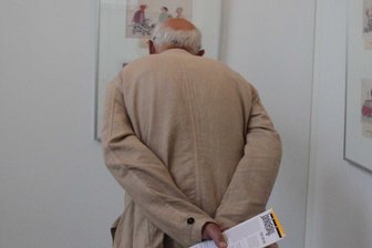 Eine DDR der kleinen Probleme: Die Knollennasen-Karikaturen des Heinz Jankofsky - Stiche der feinen Striche: Besucher bei der Ausstellung „Jankofsky. einer von uns“.