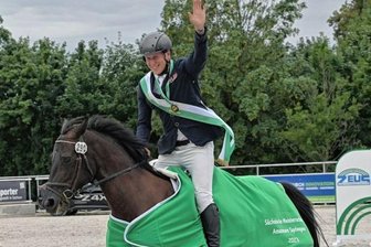 Eine Demonstration der Stärke - Er ist der neue sächsische Amateurmeister: Kristian Sieber vom RFV Seifersdorf mit seiner Stute Giulia 64.