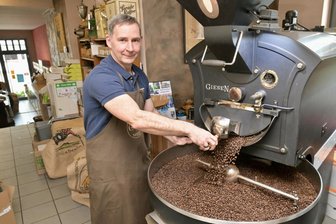 Eine der 500 besten Röstereien Deutschlands: „Genusswelt“ in Zwickau überzeugt mit Kaffees die Tester des „Feinschmecker“-Magazins - „Genusswelt“-Chef André Richter an seiner Trommelröstanlage. Sie ist fast täglich in Betrieb.