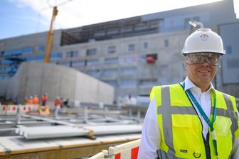 „Eine der größten Baustellen weit und breit“: Wie in Dresden die neue Infineon-Chipfabrik in den Himmel wächst - Sachsens Wirtschaftsminister Dirk Panter (SPD) besichtigte in Schutzausrüstung die Baustelle. Er hofft, dass Infineon Gründungen in der Region nach sich zieht.