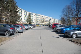 Eine der letzten DDR-Plattenstraßen des Vogtlands soll bald Geschichte sein - Die Otto-Riedel-Straße im Oelsnitzer Neubaugebiet wird erneuert - voraussichtlich in den Jahren 2026/27. Jetzt starten die Planungen.