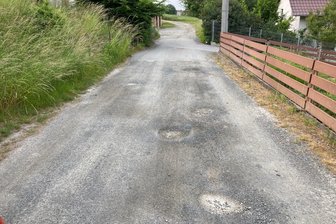 Eine der letzten Holperpisten in vogtländischer Stadt verschwindet - Der Steinweg in Adorf wird von Ende April bis Juli gebaut.