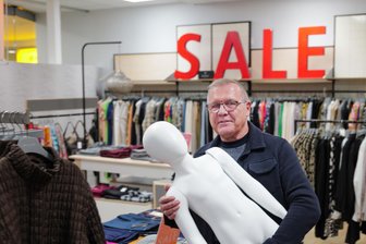 Eine der letzten inhabergeführten Modeboutiquen in der Plauener Innenstadt schließt - Schaufensterpuppen zieht er nicht mehr an. „Chicsaal“- Inhaber Heiko Jarck verabschiedet sich in diesen Tagen von seinen Kunden.