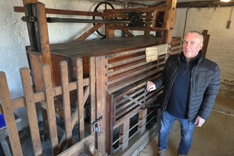 Eine der letzten Mangeln von Chemnitz: Wo sie steht, wie sie funktioniert und die Geschichte dahinter - Florian Gebhardt lebt seit mehr als 40 Jahren auf dem Pfarrhübel. Er kümmert sich um die Mangel.