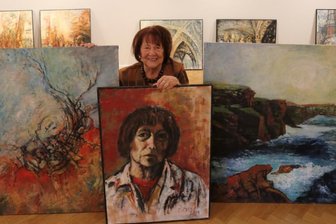 Eine der prägendsten Künstlerinnen Westsachsens - Elisabeth Decker bereitet ihre "Leben"-Ausstellung in der Galerie am Domhof vor. 