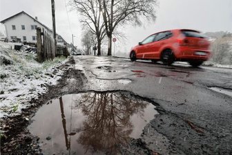 Eine der schlimmsten Straßen im Landkreis Zwickau: Landrat im Zugzwang - Die Neuschönburger Straße in Mülsen ist in einem schlimmen Zustand. Viele Versprechen, daran etwas zu ändern, sind nicht eingehalten worden.