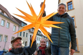 Eine der schönsten Ecken Freibergs in der Adventszeit - Die Pfarrgasse Freiberg wird geschmückt, hier Karl Hutzschenreuter, Claus-Dieter Haupt und Albrecht Schönfeld (v. l).