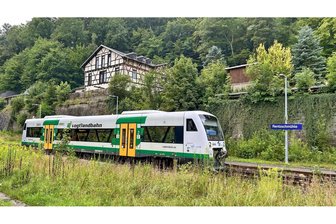 Eine der schönsten Strecken Deutschlands: Eisenbahn rollt seit 150 Jahren im Vogtland durch das wildromantische Elstertal - An der Station Rentzschmühle wurde wegen der Landschaft und des dort gelegenen Ausflugslokals „Hotel Steinicht“ in den vergangenen 150 Jahren oft ausgestiegen.