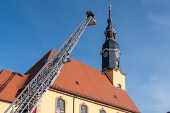 Eine Drehleiter für zwei Feuerwehren - Am vergangenen Wochenende wurde die neue Drehleiter der Feuerwehr Lunzenau, die auch der Peniger Wehr bei Einsätzen zur Verfügung steht, in Dienst gestellt. Das Fahrzeug vom Typ Iveco Magirus, Baujahr 1996, war vorher bei der Freiberger Feuerwehr im Einsatz. 